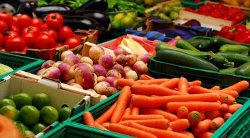 البصل رجع لأصله.. أسعار الخضروات والفاكهة اليوم في الأسواق
